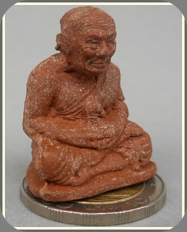 หลวงปู่ทวดลอยองค์  เนื้อดินหอมรุ่นแรก ปี2547 วัดห้วยมงคล จ.ประจวบคีรีขันธ์ ปั๊มเลขใต้ฐาน