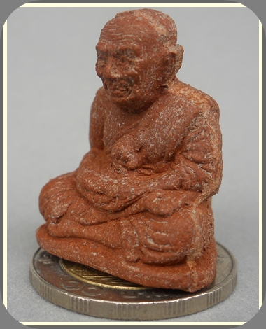 หลวงปู่ทวดลอยองค์  เนื้อดินหอมรุ่นแรก ปี2547 วัดห้วยมงคล จ.ประจวบคีรีขันธ์ ปั๊มเลขใต้ฐาน