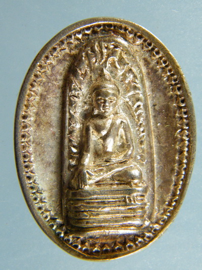 เหรียญหล่อพระรอด เนื้อเงิน รุ่นทูลเกล้าถวาย ร.9 วัดหริภุญชัย ปี39