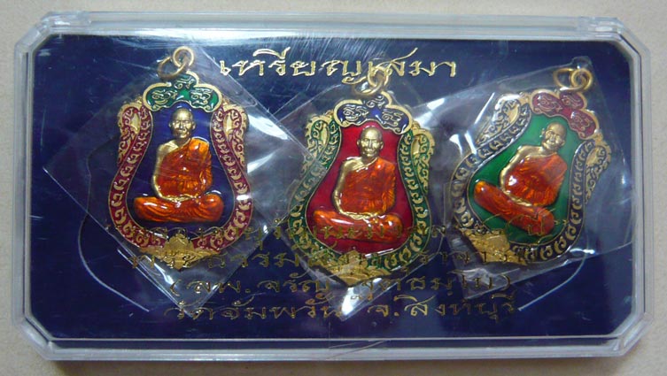 หลวงพ่อจรัญ วัดอัมพวัน ชุดเหรียญเสมาฉลอง 84 ปี เนื้อทองแดงชุบทอง ลงยา 3 สี 3 องค์