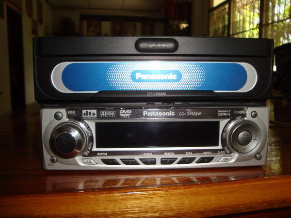 เครื่องเล่นDVDในรถยนต์ ยี่ห้อPanasonic รุ่นCQ-D5501W พร้อมจอในตัวครับ