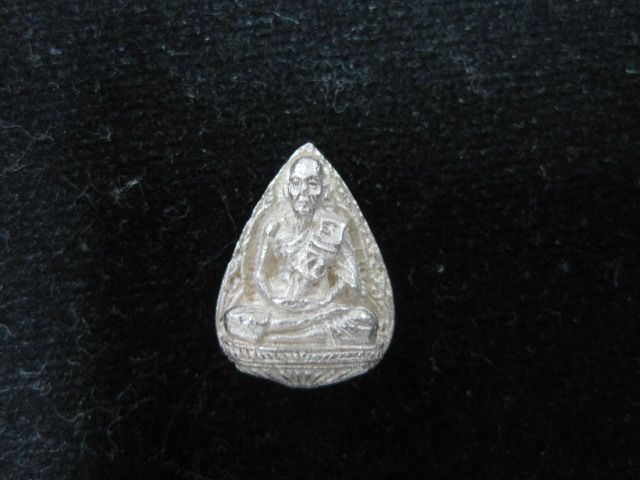 หลวงปู่ดู่ เนื้อเงิน (พิมพ์หยดน้ำ) วัดสะแก จ.อยุธยา พ.ศ. 2533 (ครูบาชัยวงศาพัฒนา อธิตฐานจิต,ปลุกเสก)