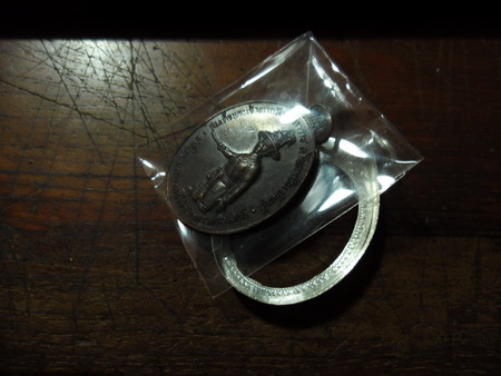 เหรียญพระเจ้าตากสิน ปี 2518 บล๊อกน.แตก สภาพสวยครับ...