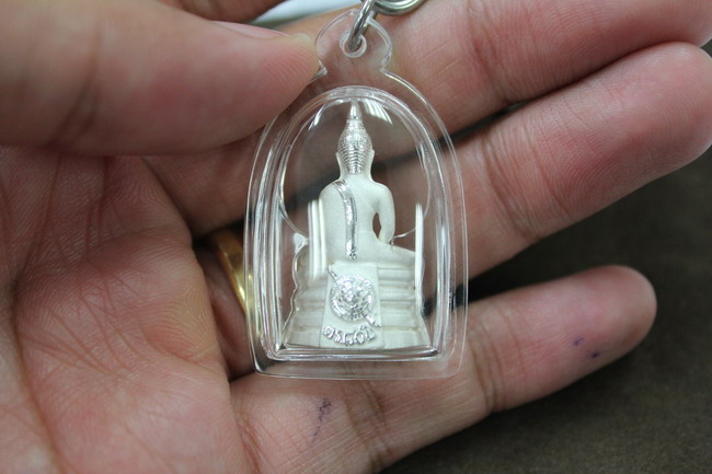 หลวงพ่อโสธร รุ่นกรมตำรวจ 80 ปี เนื้อเงินขัดเงาครับ