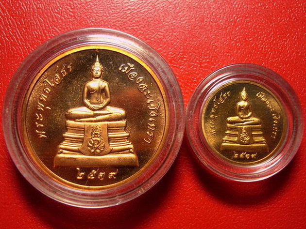 *เหรียญหลวงพ่อพระพุทธโสธร รุ่นย้อนยุคสร้างพระอุโบสถ ปี 2539 เหรียญใหญ่+เล็กสวยมากค่ะ*