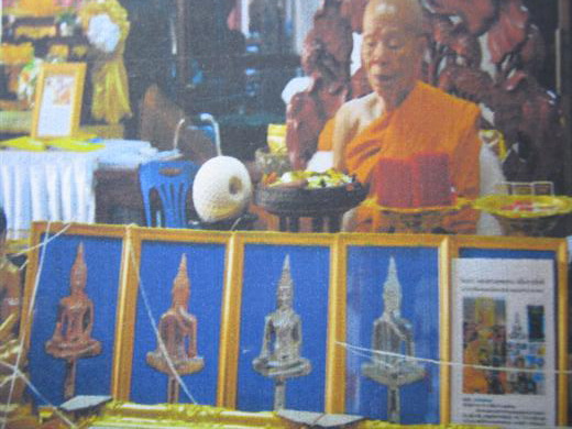 พระยอดธงหลวงพ่อคูณ รุ่นอายุยืน ปี๒๕๕๔ ออกวัดใหญ่สีคิ้ว เนื้อนวะแก่เงิน ตอก ๕ โค้ด มาพร้อมกล่องเดิม