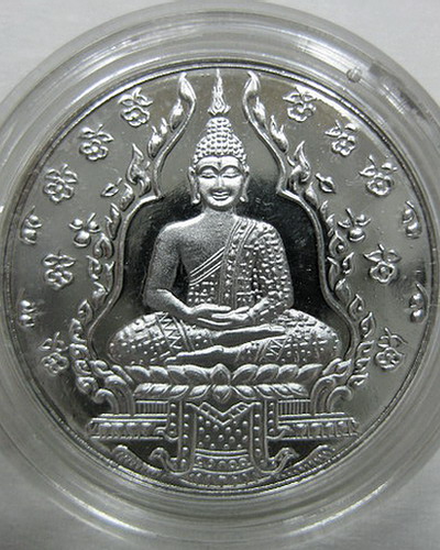 เหรียญพระแก้วมรกตเนื้อเงิน วัดพระศรีรัตนศาสดาราม ปี 2547 เคาะเดียวครับ