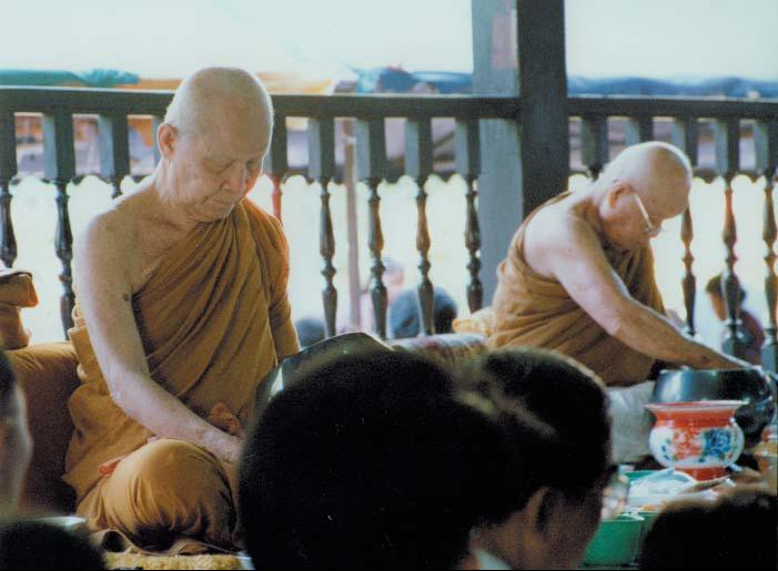 หลวงปู่ศรี มหาวีโร วัดป่ากุง พระผงรุ่นรับทรัพย์ ปี๕๑