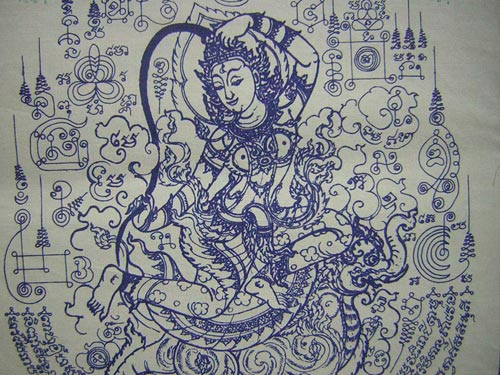 หลวงปู่กาหลง เขี้ยวแก้ว วัดเขาแหลม ผ้ายันต์พระแม่ธรณีบีบมวยผม รุ่นแรก สีน้ำเงิน รันนัมเบอร์ 000907