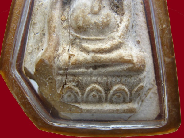 พระเนื้อผงพร้อมเลี่ยมเดิม ไม่ทราบวัด มีตำหนิหน่อยครับ 120 บาทรวมส่ง