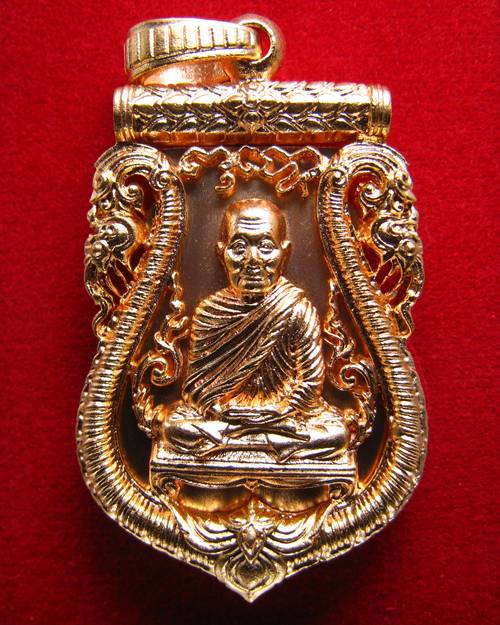 **เหรียญเสมาฉลุ หลวงพ่อจรัญ เนื้อทองแดงนอกพิงค์โกลด์ หมายเลข 390 เคาะเดียวแดง**