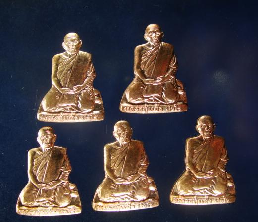 5 องค์ รูปเหมือนหลวงปู่แผ้ว ปั๊มพับเพียบ เนื้อทองแดง ที่ระลึกหล่อพระปฐมบรมศาสดาทองคำ วัดหนองพงนก
