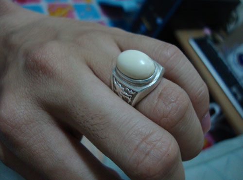 แหวนเงิน..หัวงาช้าง..ลายมังกรด้านข้าง...ซื้อมาได้ไม่ถึงอาทิตย์ครับ..ซื้อมา 1,200 ครับ