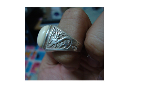 แหวนเงิน..หัวงาช้าง..ลายมังกรด้านข้าง...ซื้อมาได้ไม่ถึงอาทิตย์ครับ..ซื้อมา 1,200 ครับ