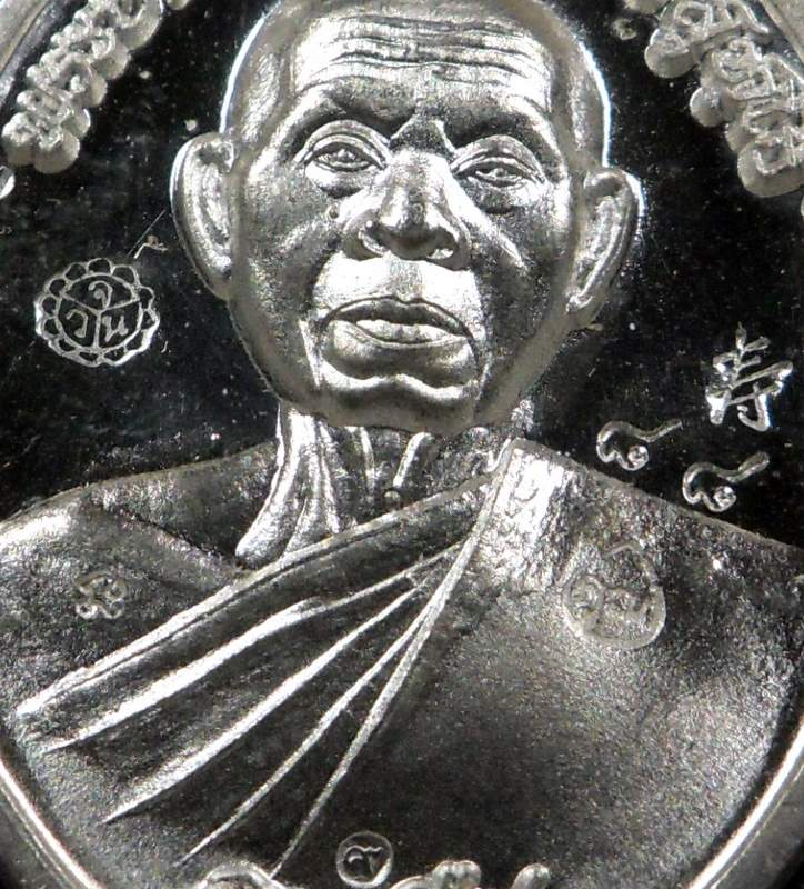หมายเลข 88 .. เลขอายุ เลขรุ่น หลวงพ่อคูณ รุ่น อายุยืน 88 แบบครึ่งองค์ เนื้อเงิน (พิเศษ 9 รอบ)