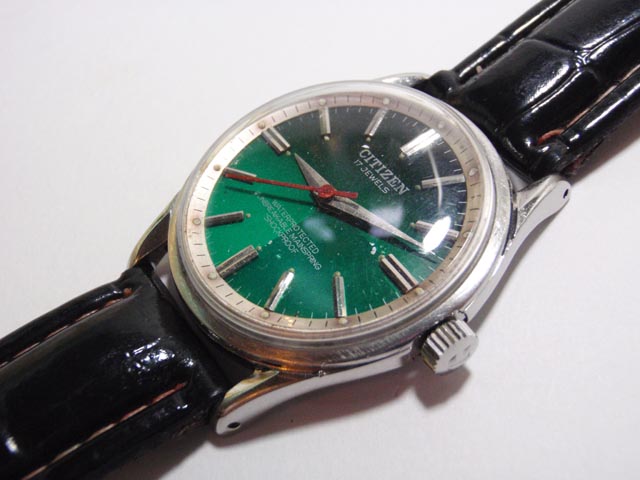 Citizen ไขลานเรือนบาง ตัวเรือน Stainless ขาบิด หน้าปัดไล่โทนสีเขียว-ดำ สวย ขนาด 34 มม 