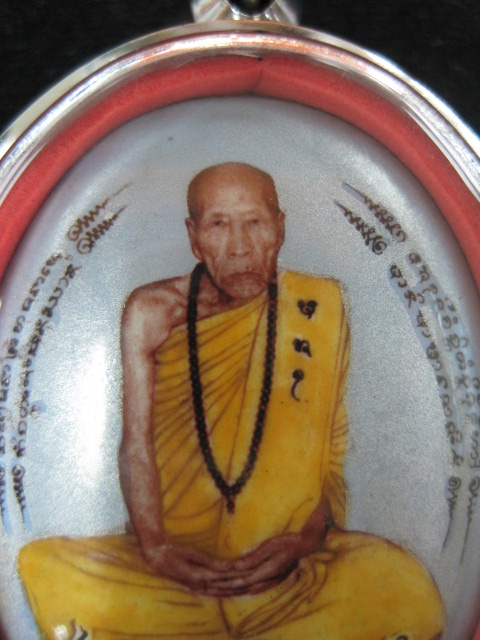 ล็อกเก็ตจัมโบ้ ไตรมาสมหามิ่งมงคล หลวงปู่คำบุ วัดกุดชมพู จ.อุบลฯ (ติดเหรียญ ฝังตะกรุด พอกผง ผสมเกศา)