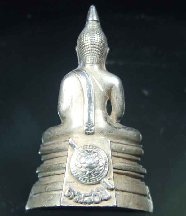 พระพุทธโสธร รุ่นประวัติศาสตร์ 80 ปีกรมตำรวจ เนื้อเงินพิมพ์ใหญ่ พร้อมกล่อง