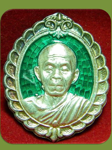 เคาะเดียว เนื้อเงินลงยาสีเขียว หลวงพ่อคูณ รุ่นมูลนิธิส่งเสริมศูนย์ศิลปาชีพฯ ปี 36