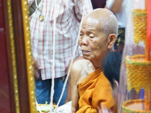 รุ่นย้อนยุครุ่นสร้างบารมีปี19 วัดใหม่อัมพวันปี54เนื้อทองฝาบาตรพิมพ์กรรมการไม่ตัดปีกหลังยันต์เลข.818