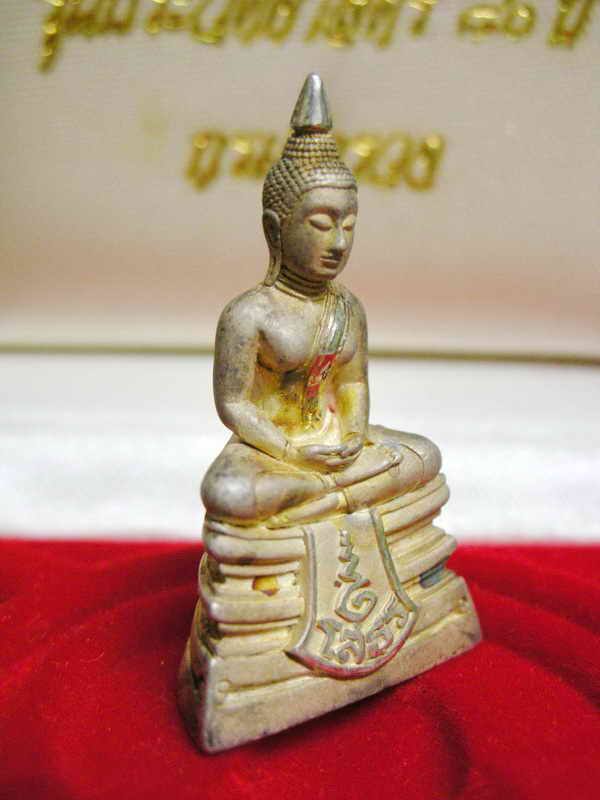 หลวงพ่อโสธรรุ่น80ปีกรมตำรวจพิมพ์ลอยองค์เนื้อเงินนวลขัดเงาบางส่วนปี2538