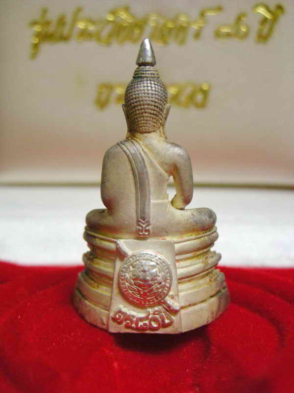 หลวงพ่อโสธรรุ่น80ปีกรมตำรวจพิมพ์ลอยองค์เนื้อเงินนวลขัดเงาบางส่วนปี2538