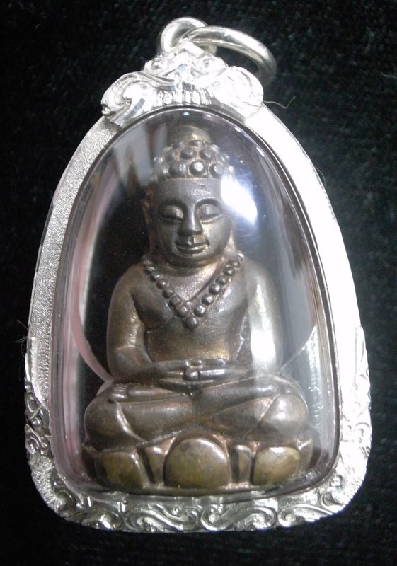 พระกริ่งล้มลุก ท่านเจ้ามา (ย้อนยุค) เนื้อสัตตโลหะกลับดำแก่ทอง พร้อมเลี่ยมเงินยกซุ้ม