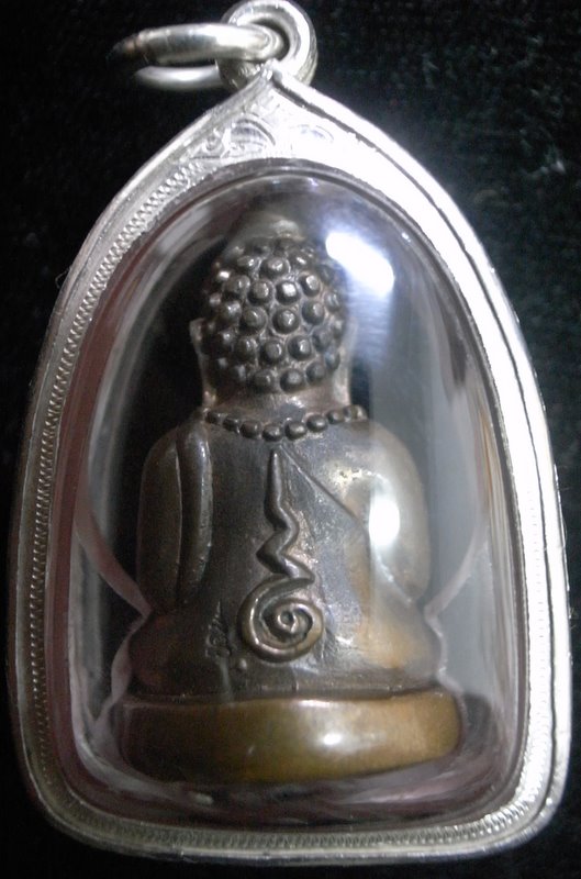 พระกริ่งล้มลุก ท่านเจ้ามา (ย้อนยุค) เนื้อสัตตโลหะกลับดำแก่ทอง พร้อมเลี่ยมเงินยกซุ้ม