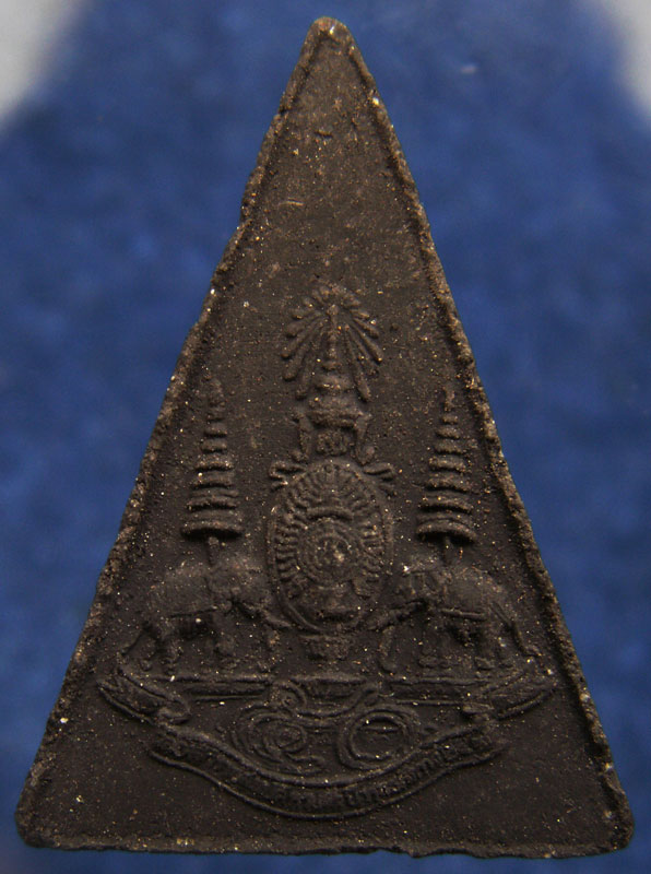 พระกำลังแผ่นดิน พิมพ์เล็ก (คะแนน) มวลสารจิตรลดา (เนื้อดำ) ในหลวงครองราชครบ 50 พรรษา พ.ศ. 2539 สร้างน