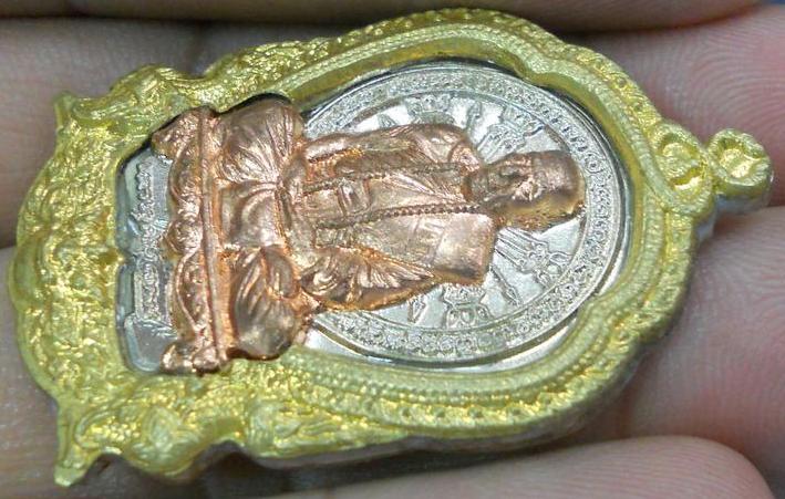 หลวงปู่คำบุ รุ่นเจริญบารมี ๘๙ เหรียญปะฉลุ 3 ชิ้น ขอบทองระฆังทิพย์ องค์นวะ หลังทองอัลปาก้า เคาะเดียว