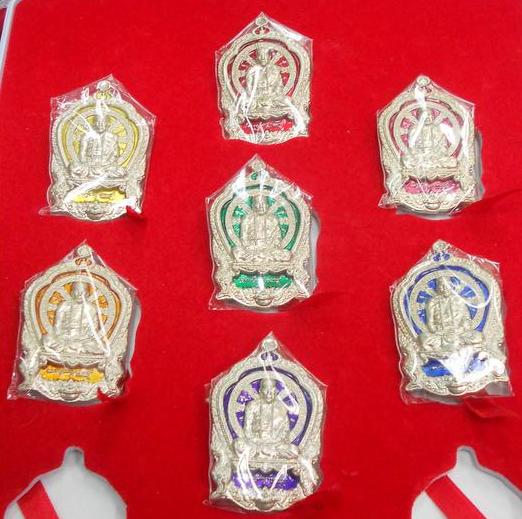 หลวงปู่คำบุ รุ่นเจริญบารมี ๘๙ เหรียญทองขาวลงยา 7 สี ประจำวัน จำนวน 7 องค์เคาะเดียวครับ