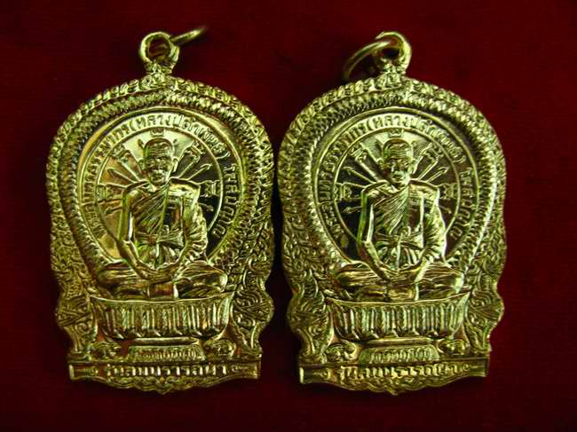 2 เหรียญ นั่งพานสมปรารถนา รุ่น 1 หลวงปู่คำพันธ์   จัดสร้าง ปี 37 กล่องเดิม  (7-12-53)