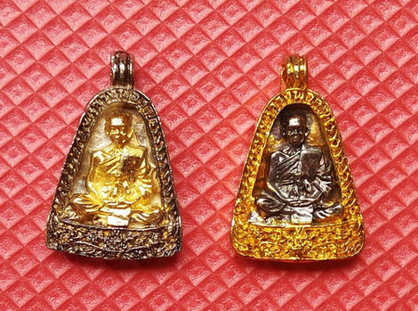@@ หลวงพ่อคูณ รุ่น กูให้รวย จอบเงิน - จอบทอง มาเป็นคู่ สวยๆ พร้อมกล่องครับ ราคาเบาๆ เคาะแรกครับ @@