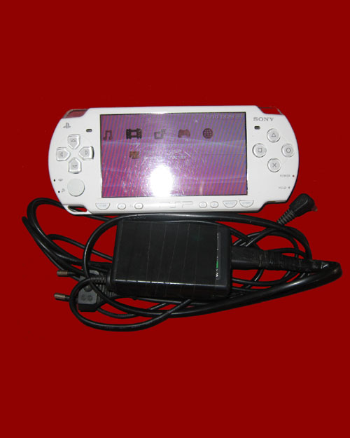 เกมส์ psp slim สีขาว เมม 4 เิ ไม่เคยซ่อม เปลี่ยนหน้ากากได้ ใช้งานได้ดี ลงเกมส์ให้แล้วครับ พร้อมใช้ได