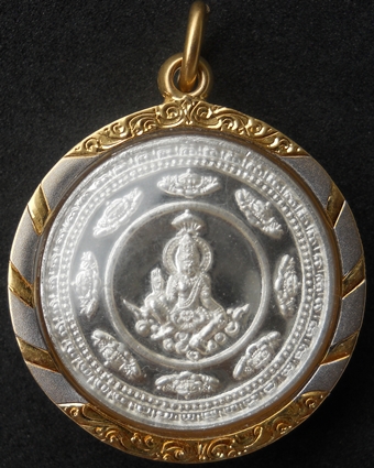 MK "ขุมทรัพย์สี่แผ่นดิน" เหรียญเงิน 2.2ซ.ม.กรอบทองคำ ชุบลายด้วยทองขาว งานจิวเวลลี่. MK.. 