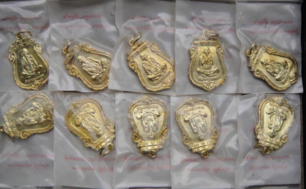 10 เหรียญ เสมาเทพประทานพร เนื้อทองเหลือง สวยๆเดิมๆไม่แตก ไม่ราน เหลืองดั่งทองสวยๆ ซองเดิมๆ