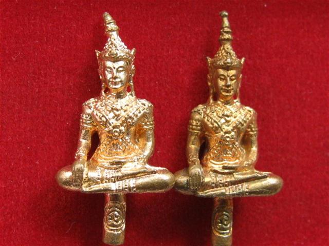 พระยอดธงรุ่นเจริญราชหลวงปู่แผ้ว2องค์เคาะเดียวเบาๆๆ