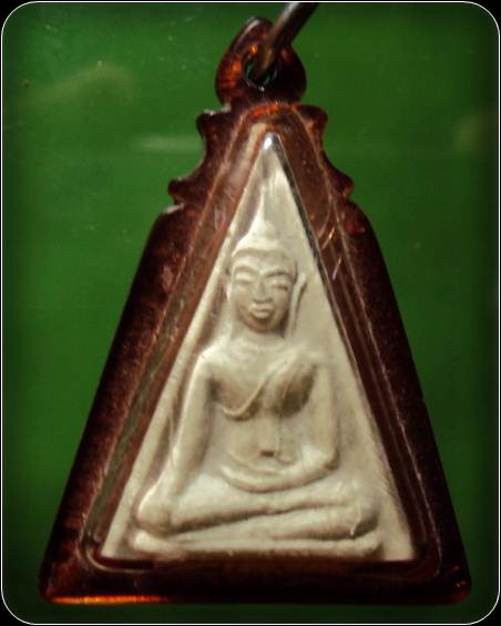 พระนางพญา หลังยันต์ เนื้อผง เลี่ยมใช้