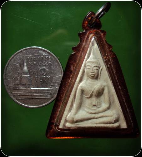 พระนางพญา หลังยันต์ เนื้อผง เลี่ยมใช้
