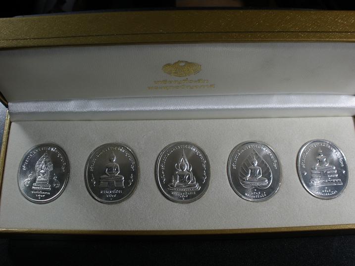 วัดใจ(น้ำท่วม)ชุดเหรียญที่ระลึกพระพุทธปัญจภาคีในหลวงทรงครองราช ครบรอบ 50 ปี เนื้อเงิน (เคาะเดียว)