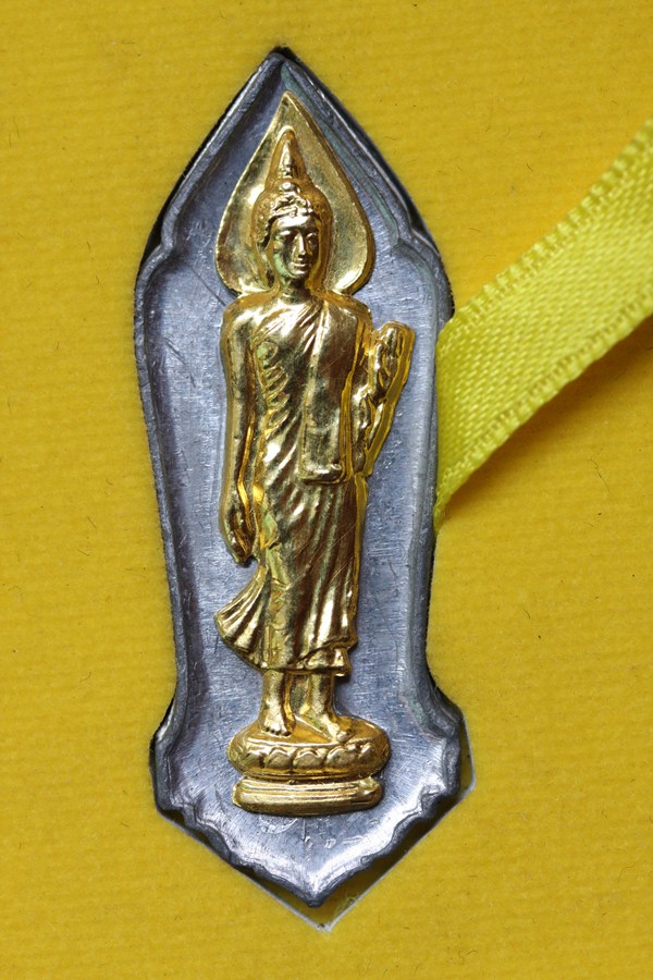 25ศตวรรษ หน้ากากทองคำมีเข็ม