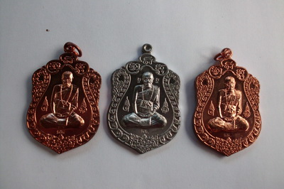 เหรียญเสมาล.ป.คำบุรุ่นเจริญลาภเนื้อตะกั่วขอมโบราณกรรมการ 2โค้ด(1องค์)+เนื้อทองแดงกรรมการ1โค้ด(2องค์)