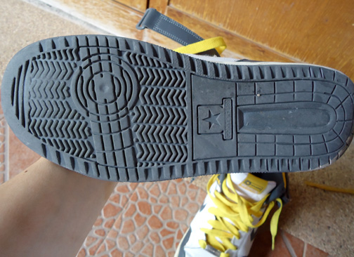รองเท้า CONVERSE หุ้มข้อ หนัง สีเหลือง ของแท้ มือสอง สภาพสวยตรงตามรูปครับ เบอร์ 41-42-43 ใส่ได้หมดคร