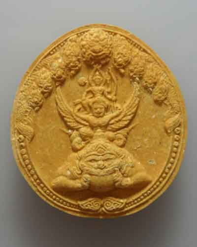 *** กรุงเทพฯ *** พระนารายณ์ทรงครุฑประทับพระราหู เนื้อผง เจ้าคุณธงชัย วัดไตรมิตรวิทยาราม ปี๒๕๔๘ (2)