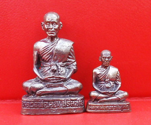 หลวงพ่อคูณ รุ่นคูณ ๑,๐๐๐ ล้าน บรรจุในกล่อง 2 องค์(ยิงโค๊ดเลเซ่อร์)พร้อมกล่องกำมะหยี่ ราคาไม่แพงครับ