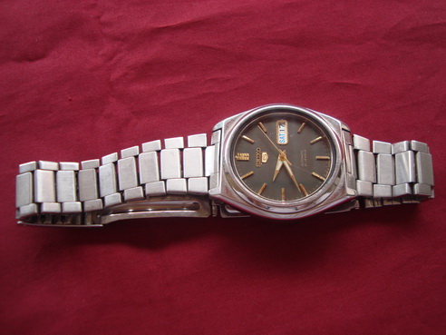 นาฬิกา SEIKO Automatic หน้าปัทดำหลักทอง เดินตรง เดินดี