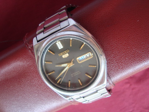 นาฬิกา SEIKO Automatic หน้าปัทดำหลักทอง เดินตรง เดินดี