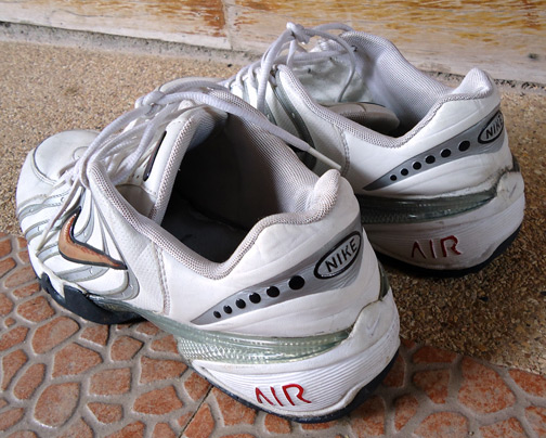 รองเท้า NIKE AIR หนังสีขาว นิ่ม สวมสบาย ตามแบบฉบับไนกี้ แอร์ , ใช้ออกกำลังก็แจ่ม ใส่เที่ยวก็สวย มือส