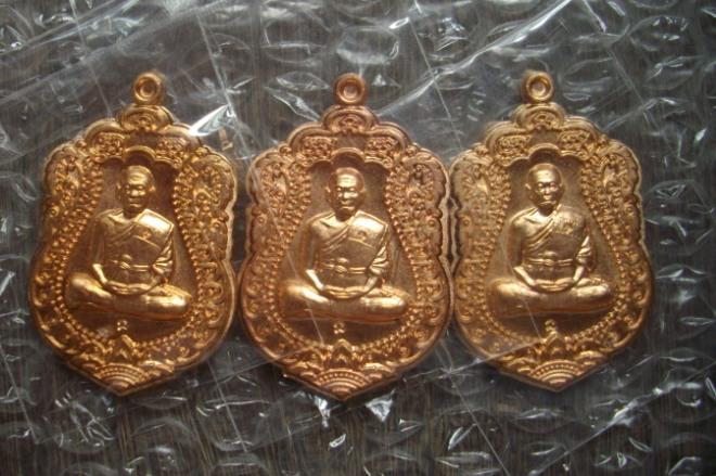 เหรียญเสมาวัดวัดพายัพ ไม่ตัดปีก 3 เหรียญ เเดงๆ ตอก2โค้ด จมูกสวยๆ