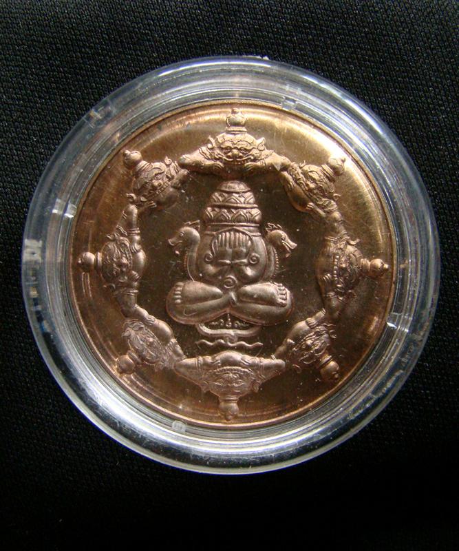 เหรียญมงคลจักรวาล ขุนพันธ์พุทธาคมเขาอ้อ ปี 2544 เนื้อนวโลหะ 4cm.ตอกโค๊ดด้านหลัง สร้าง 999 เหรียญครับ